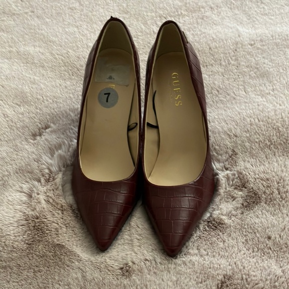 GUESS DARK RED LEATHER HELLS SHOES SIZE 7 M - Picture 2 of 11